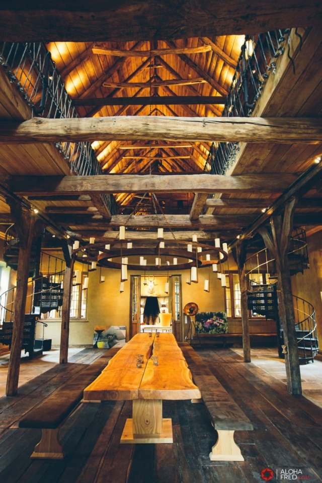 stôl z rustikálneho masívu-teplé farby dreva-prázdninový dom zrekonštruovaný