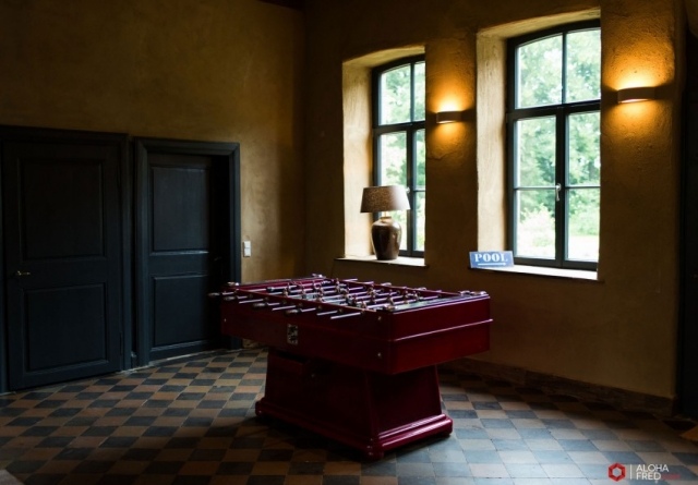 zrekonštruovaný-vidiecky dom-dlažba-podlaha-stolný-futbal-stolný-vinobranie-vzhľad