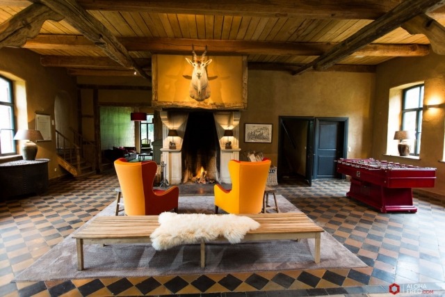 Vidiecky dom-zrekonštruovaná-obývacia izba-priestranný-stredový-bod-krb-kreslo-dláždená podlaha