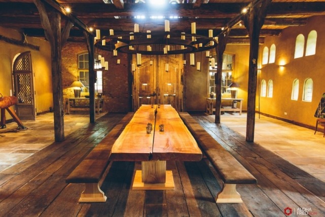 Vidiecky dom-drevené podlahové dosky-nábytok z masívu-omietnuté-steny-horčicovožltá