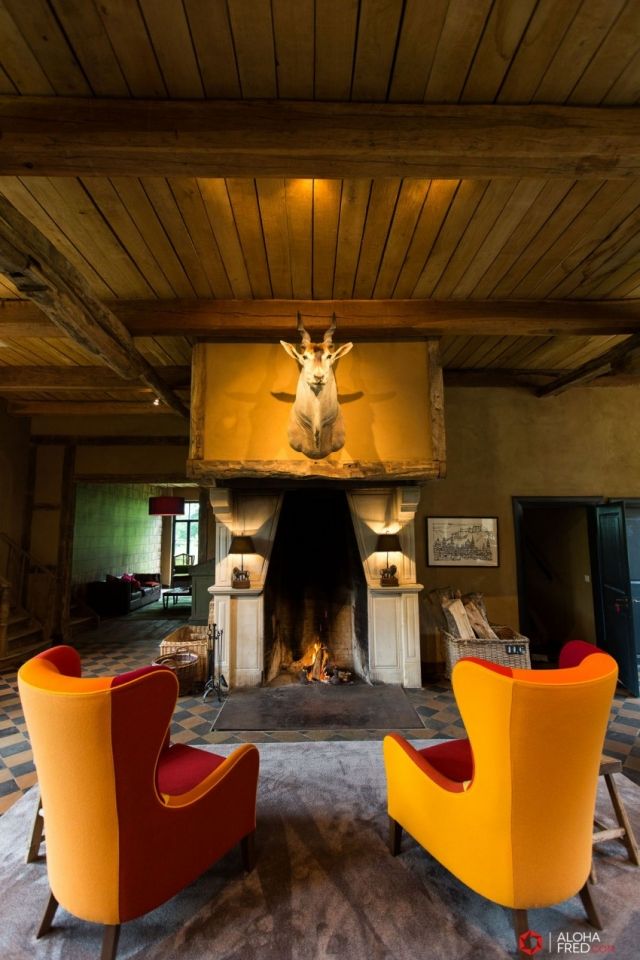 hlavná obývačka-krb-dekorácia-parohy-trofej-krbové kreslo