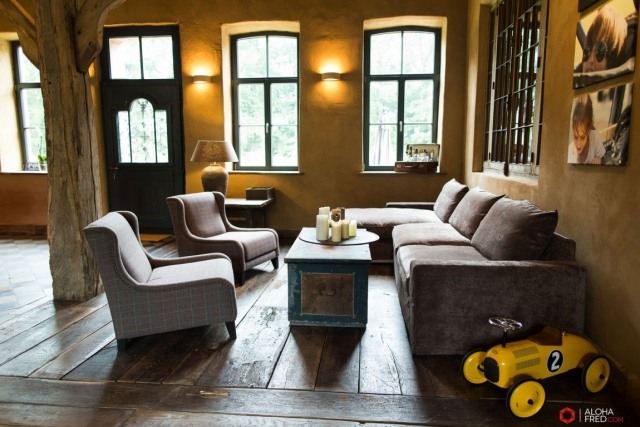 útulný-sedací-čalúnený-nábytok-sivý-zrekonštruovaný-vidiecky dom