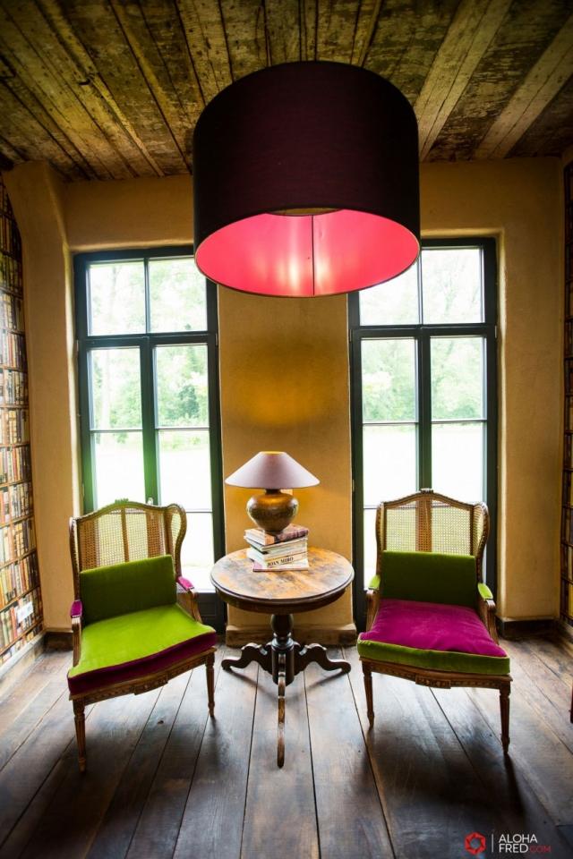 pohodlné čítacie stoličky-knižnica-nástenné-tapety-moderné-čalúnenie