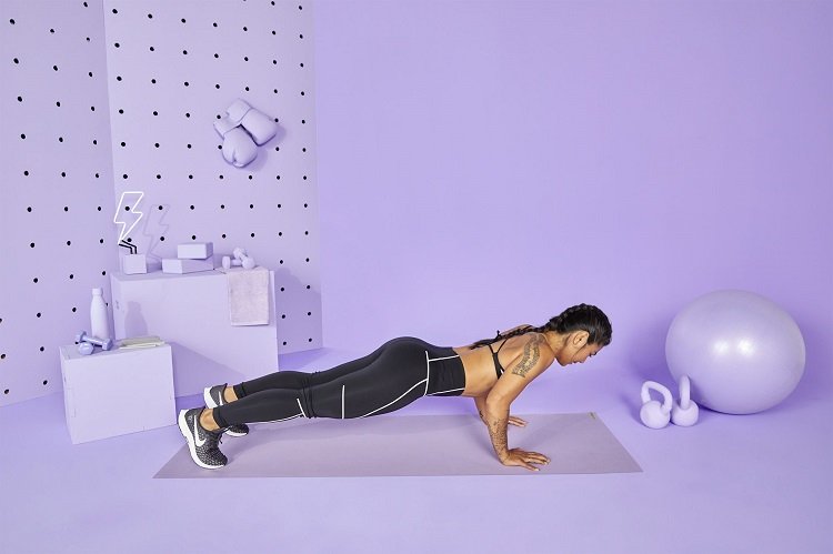 Ako vykonávať kliky Tipy Cvičenie doma Tréningový plán Žena v hornej časti tela