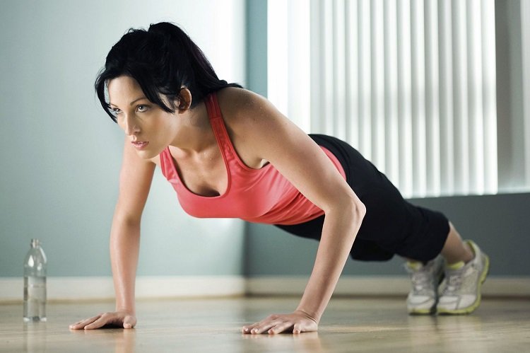 Domáci cvičebný plán push-upov pre ženy na hornej časti tela