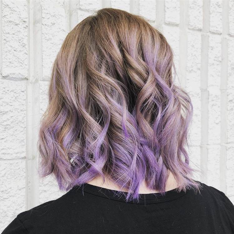 tmavé blond vlasy s fialovým melírom a balayage lookom