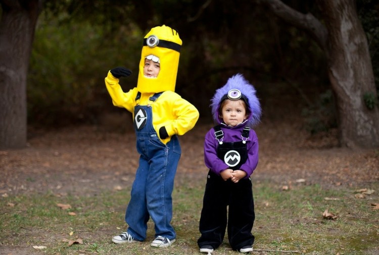 posvätiť kostýmy prisluhovačov postavy zlých purpurových montérok