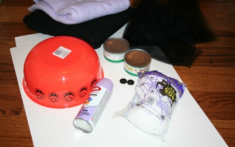 Jednoducho neopraviteľné figúrky fialových prisluhovačov maskujú inštruktážne materiály