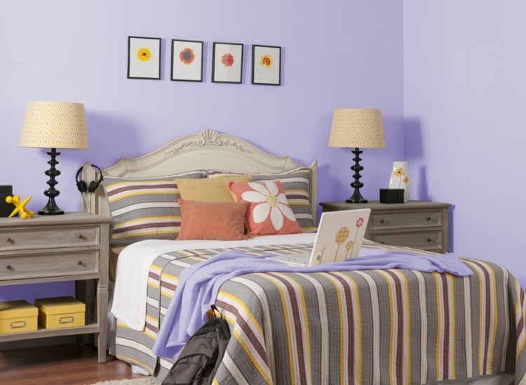 Vyzdobte spálňu pekne a v zodpovedajúcich farbách vankúše design spálne pruhy-posteľ-purpurová-lila-idea-lososová-hodiť