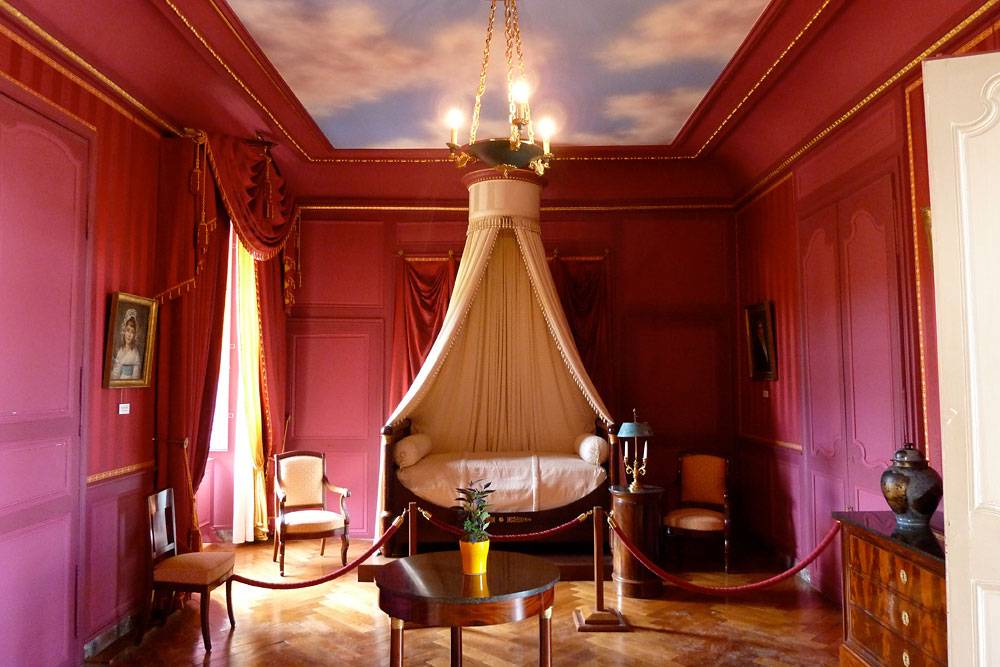 Fialové rámovanie spálne