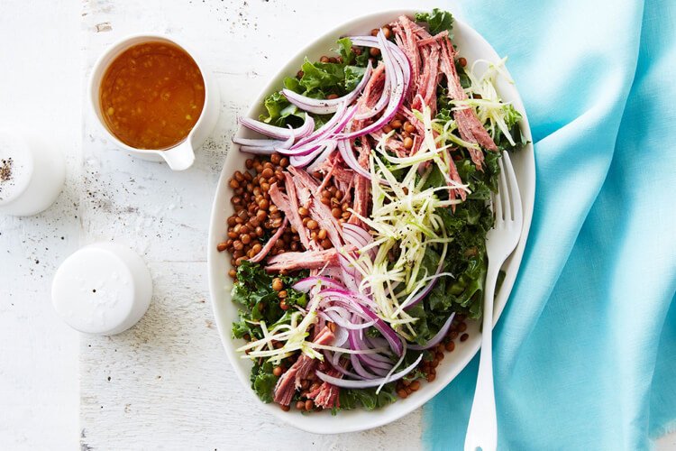 Recept na šošovicový šalát s jablkom a červenou repou a mäsom