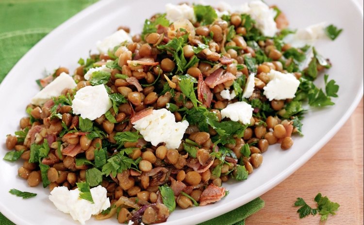 Šošovicový šalát so slaninkou recept so syrom feta a petržlenovou vňaťou