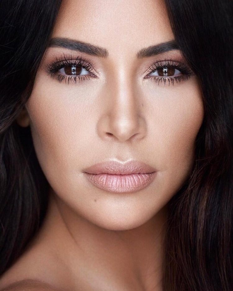 plné pery tvoria nahú farbu Kim Kardashian