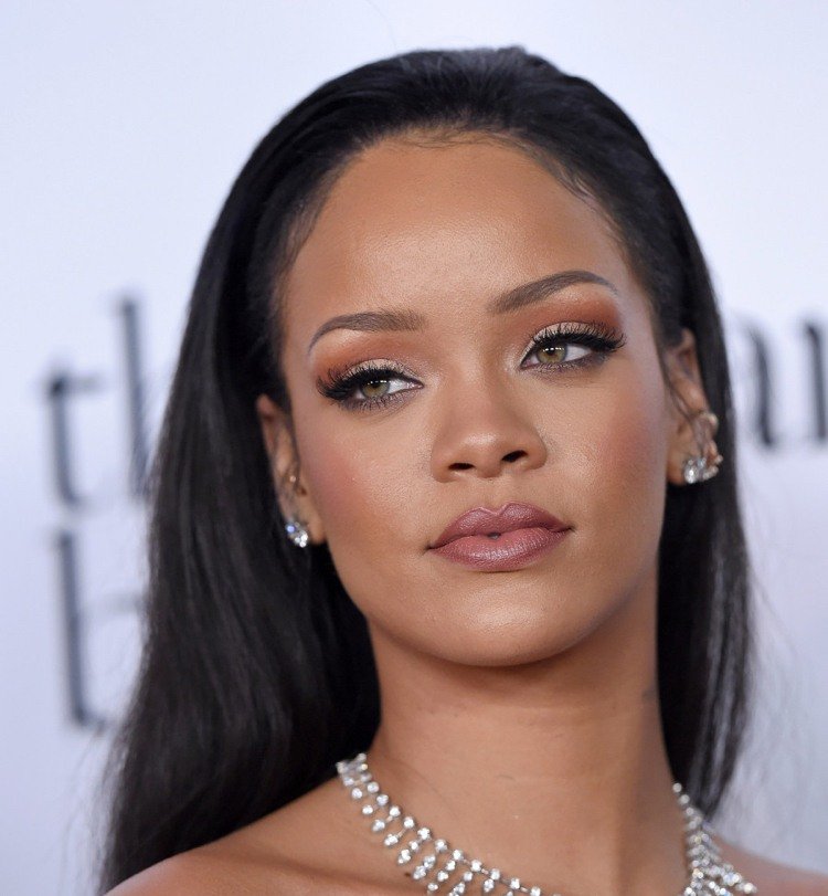 Lip Contouring Rihanna príklad plné pery