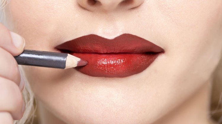 Marylin Monroe vyzerá s červeným prechodom na pery