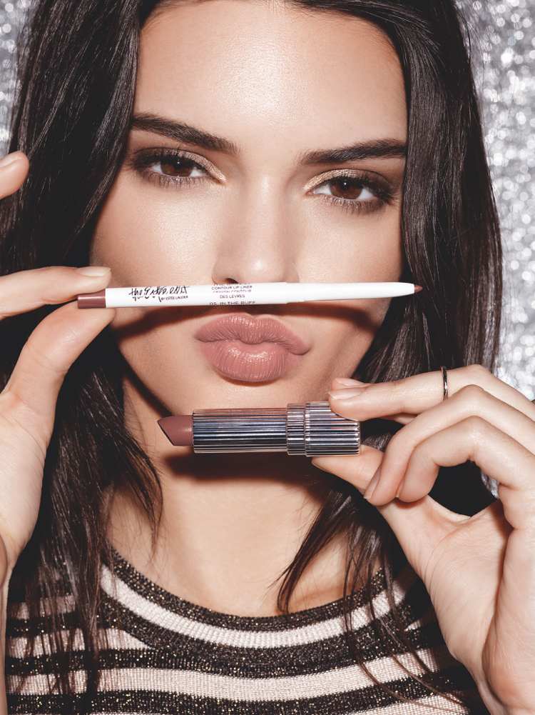 Pery plné mejkapu olivová pokožka odtiene hnedej