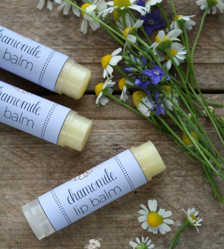 Vyrobte si vlastný balzam na pery balzam na pery-harmanček