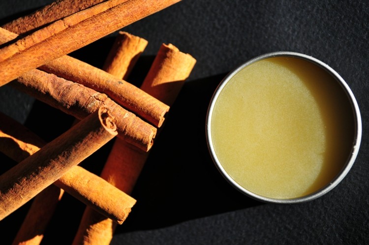 balzam na pery-vyrobte si-škoricovo-chuťovo-vianočné-škoricové tyčinky