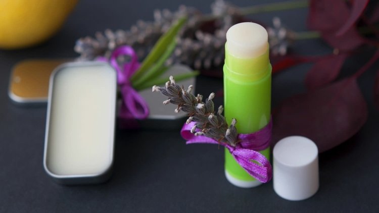 balzam na pery-urob si sám-pečenie-chuť-jedlo-farbivo-prísady-ľahký recept