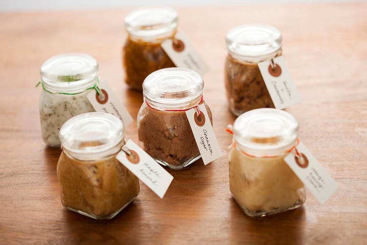 malé darčeky ženy DIY píling na pery s domácimi prostriedkami