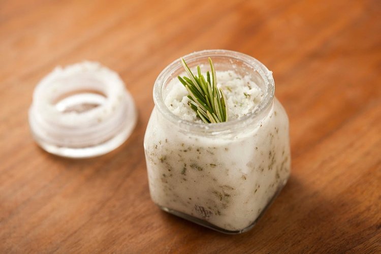 Vyrobte si svoj vlastný peeling na pery bez vazelínového rozmarínu