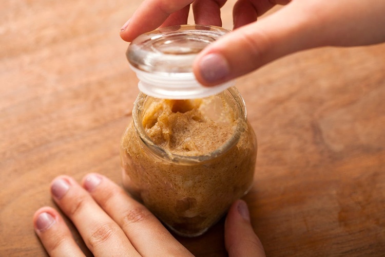 Vyrobte si vlastný javorový sirup na lúpanie pier bez medu