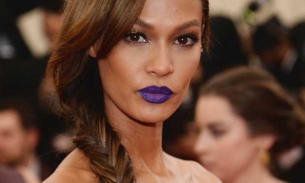 Joanine pery ako prízvuk na krásnej tvári joan-smalls-met-gala-purple-rúž