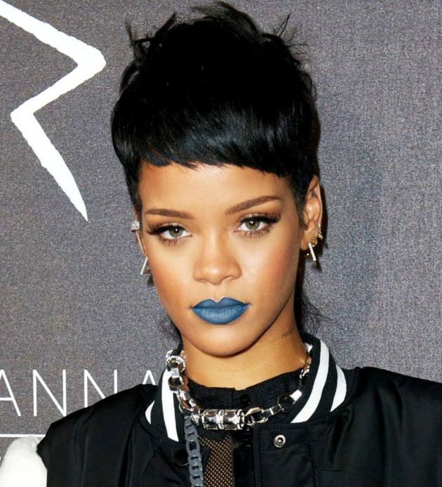 Rihanna v rapperovom oblečení s perami v tureckej modrej rihanna-blue-lip-effect-star-look