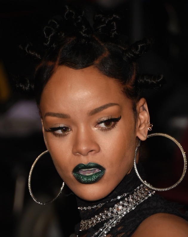 Veľké náušnice a na perách tmavozelená rihanna-zelené-pery-pero-báseň-zavrieť
