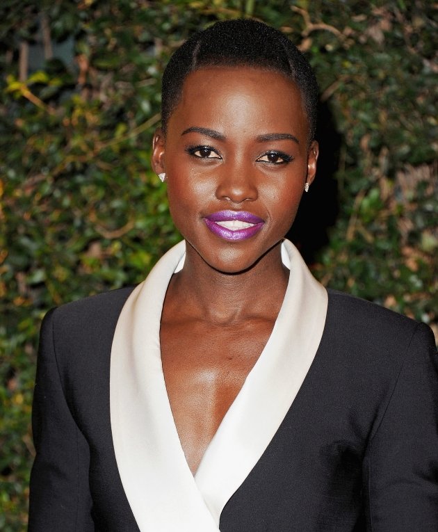 Lupita Nyongo so svetlo purpurovou farbou purpurovo-tmavé-pery-niongo-lupita