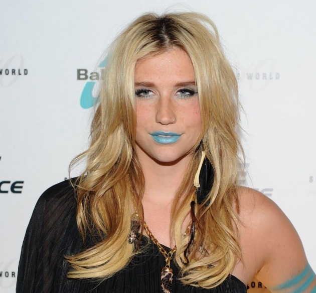 Kesha vyzerá so svojim účesom a svetlomodrými perami ležérne a slobodne kesha-blue-lip-pencil-stars-look