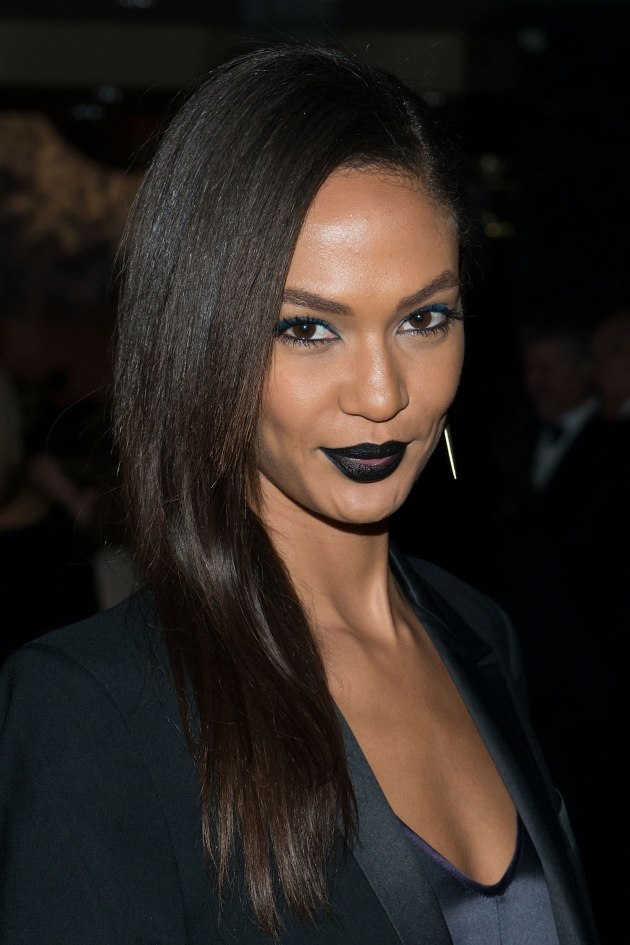 Joan Smalls s rúžom v čiernej farbe joan-smalls-black-lip-pen-blue-make-up