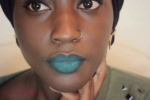 Efekt modrej ombre s tmavou ceruzkou zelené pery-príklad-tvár-blízky obrázok