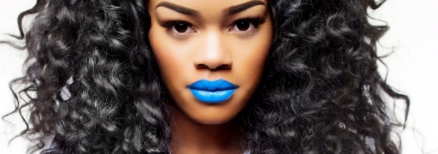 Touto farbou sú zvýraznené hrubé pery tvár-teyana-taylor-modrá-pera-ceruzka