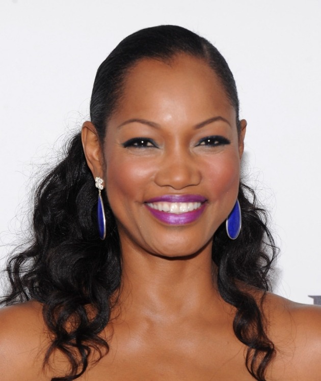 Fialové pery a modré náušnice - skvelá kombinácia Garcelle-Beauvais-color-sticks-lips-dark-skin