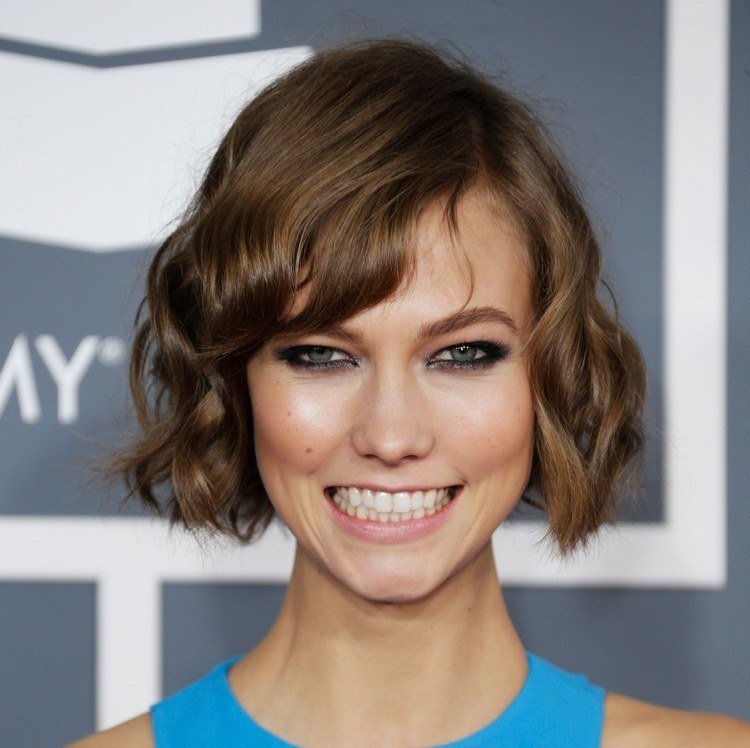 Trendy účesy s účesom typu malá bobová ofina 2021