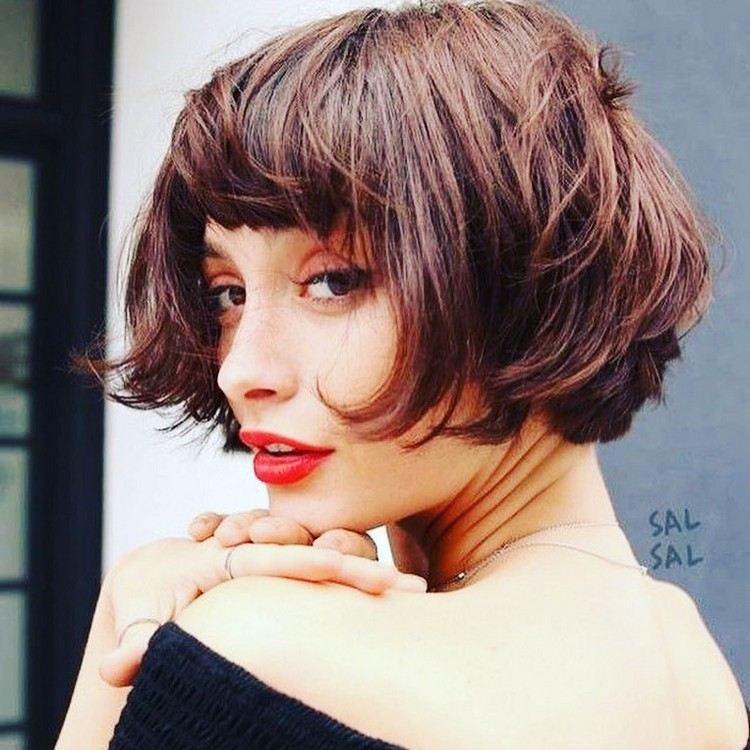 Účes Bob s ofinou Krátke účesy Trendy vlasov 2021