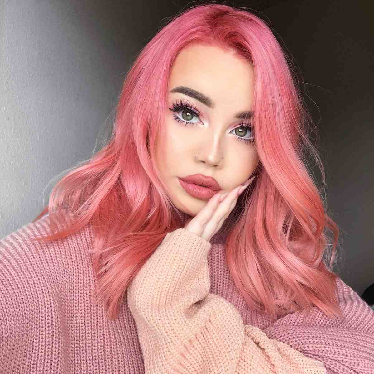 Living Coral Farba vlasov Farba vlasov roka Pletený sveter Očný make -up Ružové očné tiene