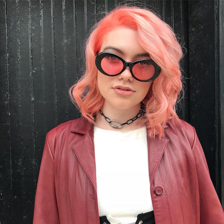 Živá koralová farba vlasov roka Trendy vo farbe vlasov Slnečné okuliare Kožená bunda