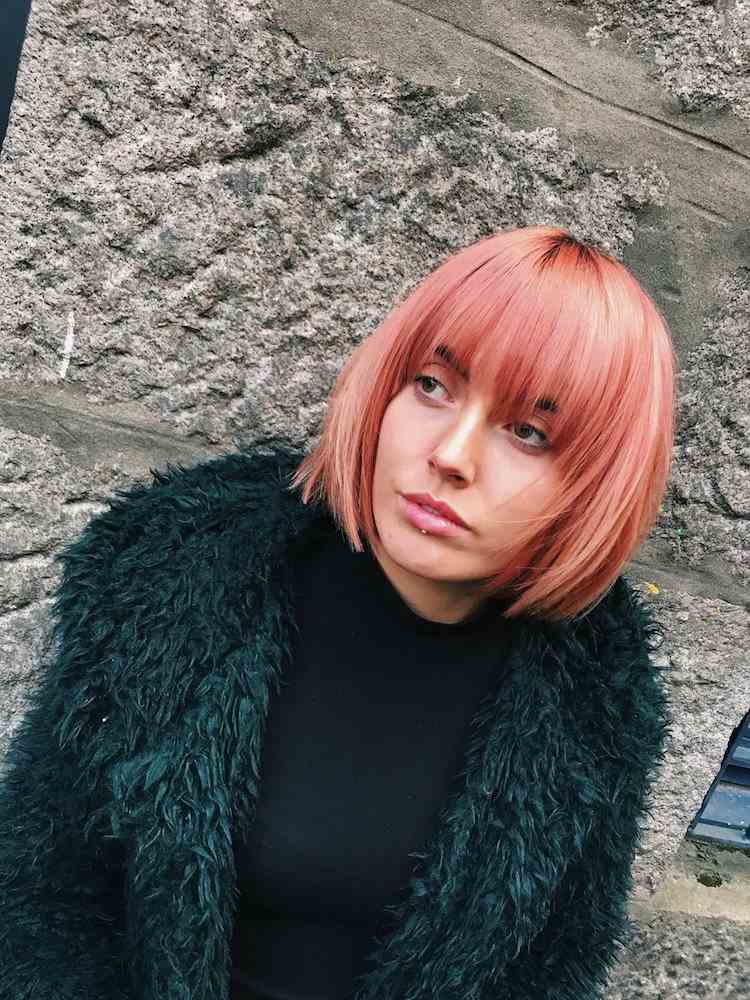 Living Coral Hair Trendy Farba vlasov Krátke vlasy Bob Účes Pery Piercing