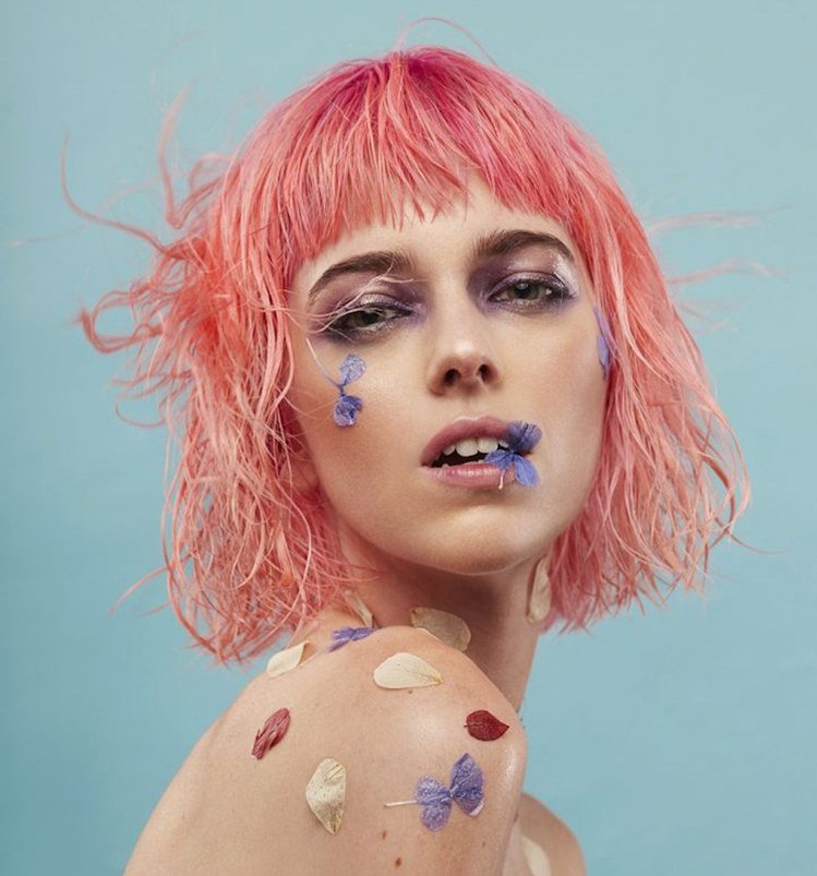 Trendy v živých koralových vlasoch Farba roka Krátke vlasy Makeup trblietky