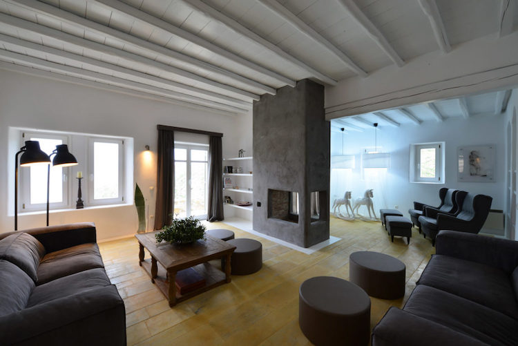 Vidiecky život Vidiecky život-stredomorská-vila-obývačka-krb-nábytok