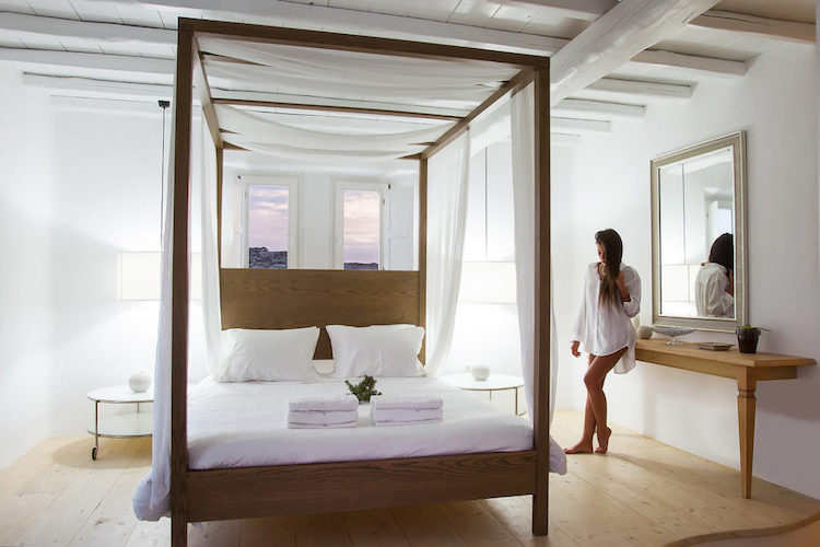 vidiecky-život-stredomorský-vila-spálňa-drevo-tichý