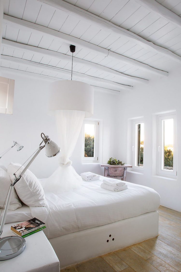 vidiecky život-stredomorská-vila-spálňa-biela-baldachýn