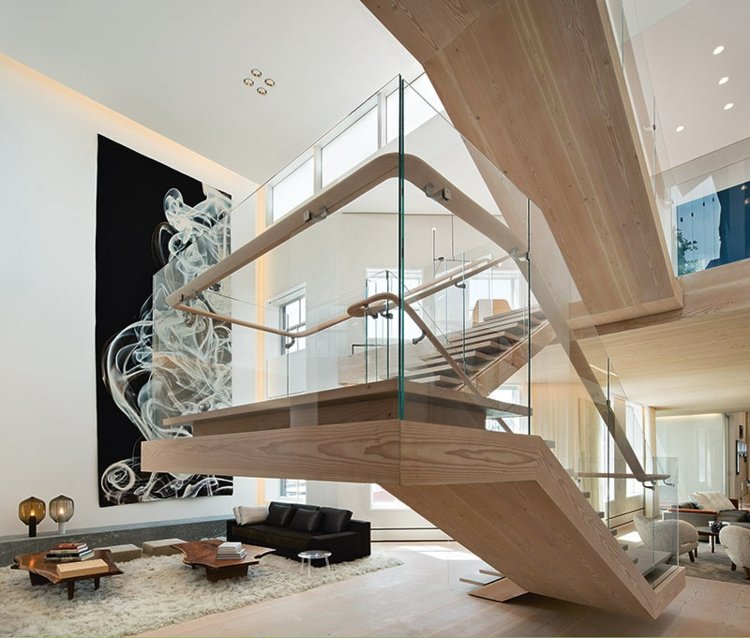 podkrovný interiér jednoduchý dizajn drevené schody nástenná maľba čierna a biela