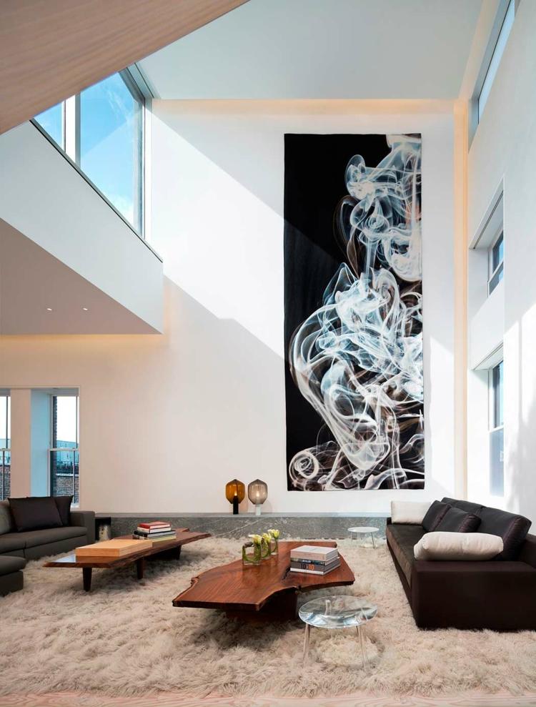 podkrovný interiér s jednoduchým dizajnom, posedením, kobercom a koženou sedačkou, čierny konferenčný stolík