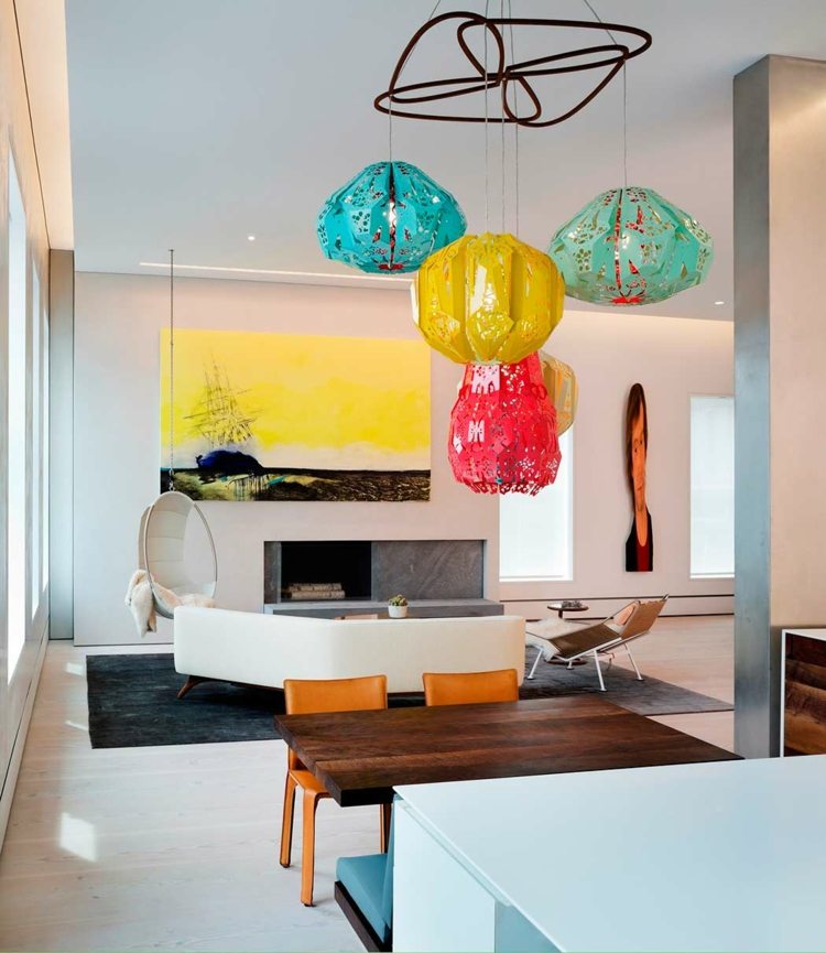 podkrovný interiér s jednoduchým dizajnom kamenné krbové žiarovky farebný jedálenský stôl