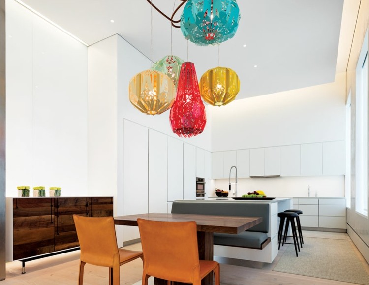 podkrovný interiér jednoduchý dizajn kuchyňa biela jedálenská časť kuchynský ostrov príborník