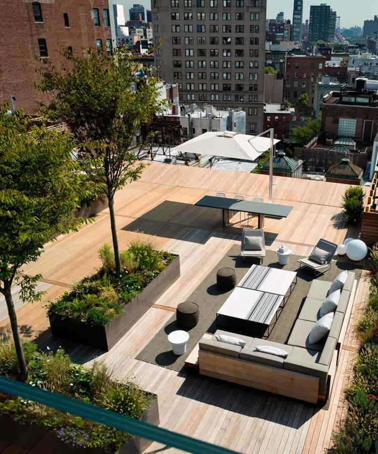 podkrovný interiér jednoduchý dizajn strešná terasa sedacia časť salónik rastliny