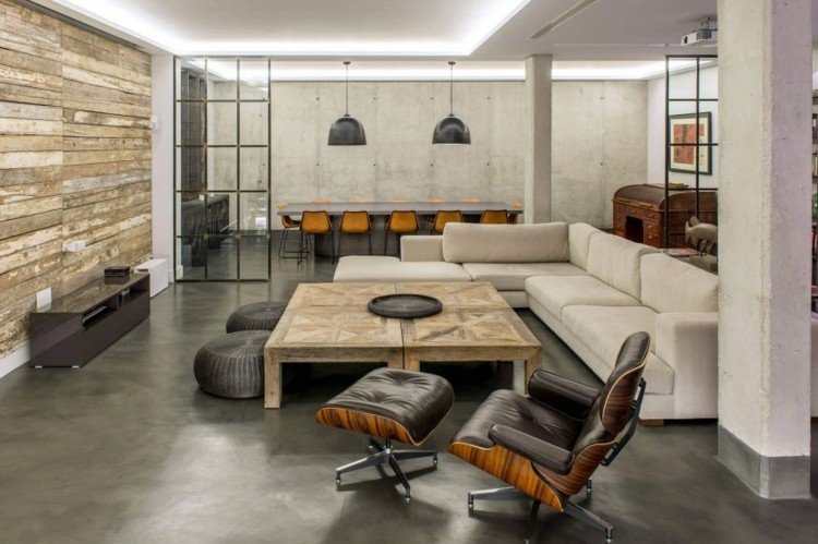 Obloženie stien podkrovného nábytku-drevo-betónová stena-pohovka-béžová-stôl-betónová doska-závesné svetlá-priečka-sklenený-oceľový rám-4